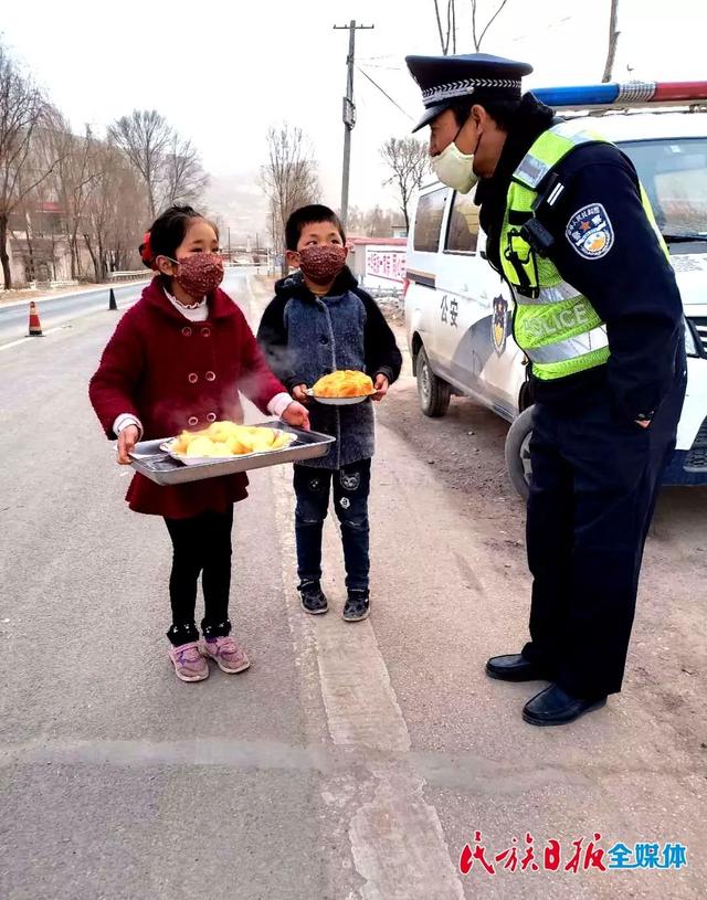 近日,广河县买家巷镇李家寺村沙坡疫情防控监测站点来了两位特殊的"