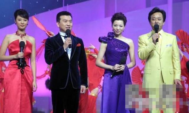 55岁央视主持张泽群,曾3次向董卿求婚被拒,工作26年后