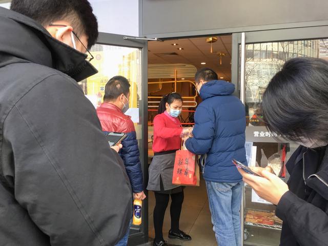 杭州复工进行时 午餐成难题 麦当劳门口取餐要排