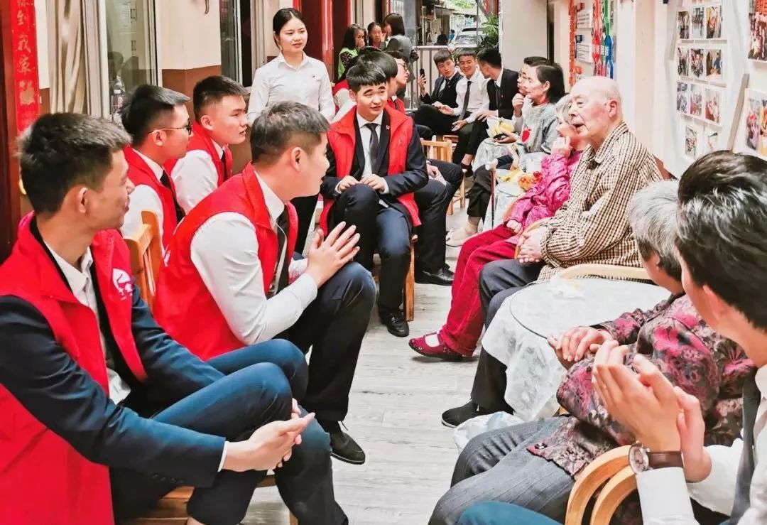 “愿你光芒万丈，始终温暖有光”