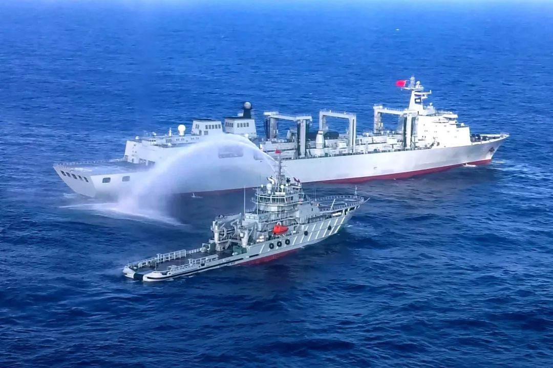 太平洋上的"救援":南部战区海军远海联合训练编队多手段演练综合救助