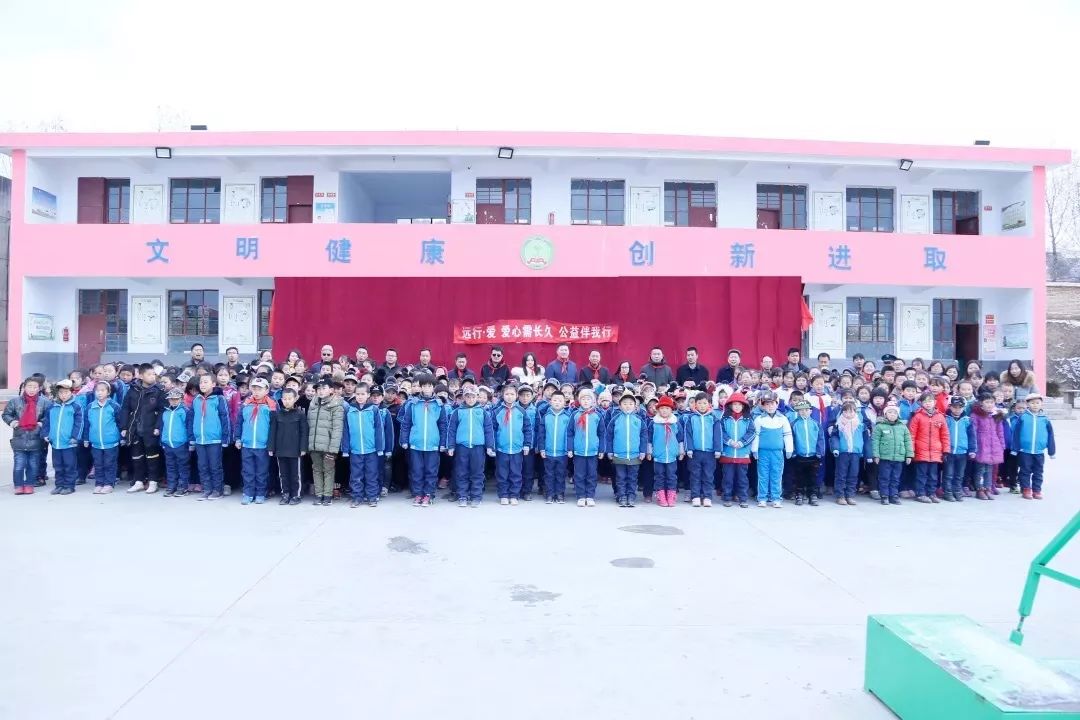 “愿你光芒万丈，始终温暖有光”