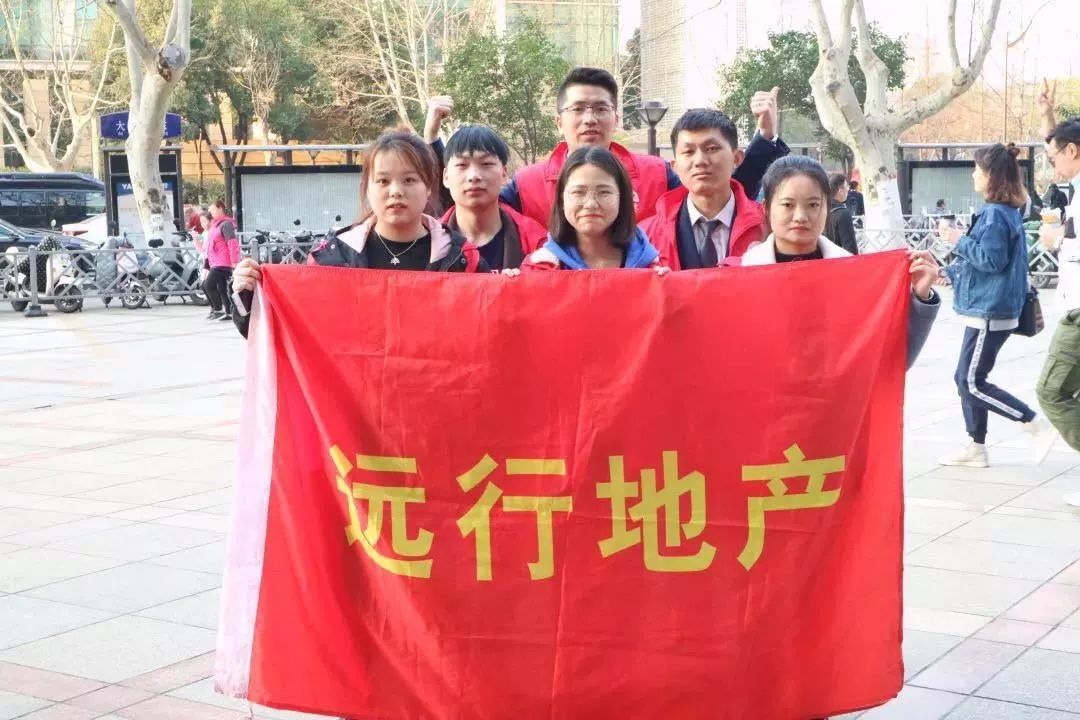 “愿你光芒万丈，始终温暖有光”