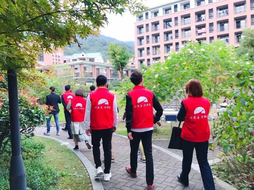 “愿你光芒万丈，始终温暖有光”