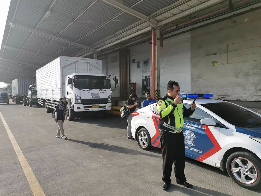 印度尼西亚,警车为运往中国的医疗物资开道
