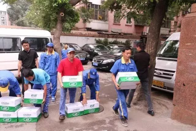 “愿你光芒万丈，始终温暖有光”