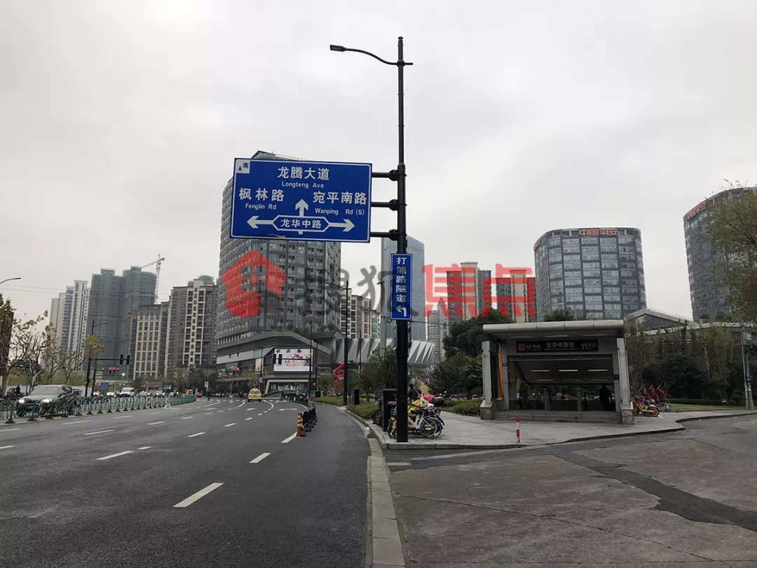 7,12号线龙华中路站正大乐城另有南洋中学就在一路之隔.