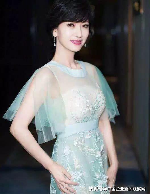 越成熟才越迷人?这几位超过40岁的女明星真的敢穿