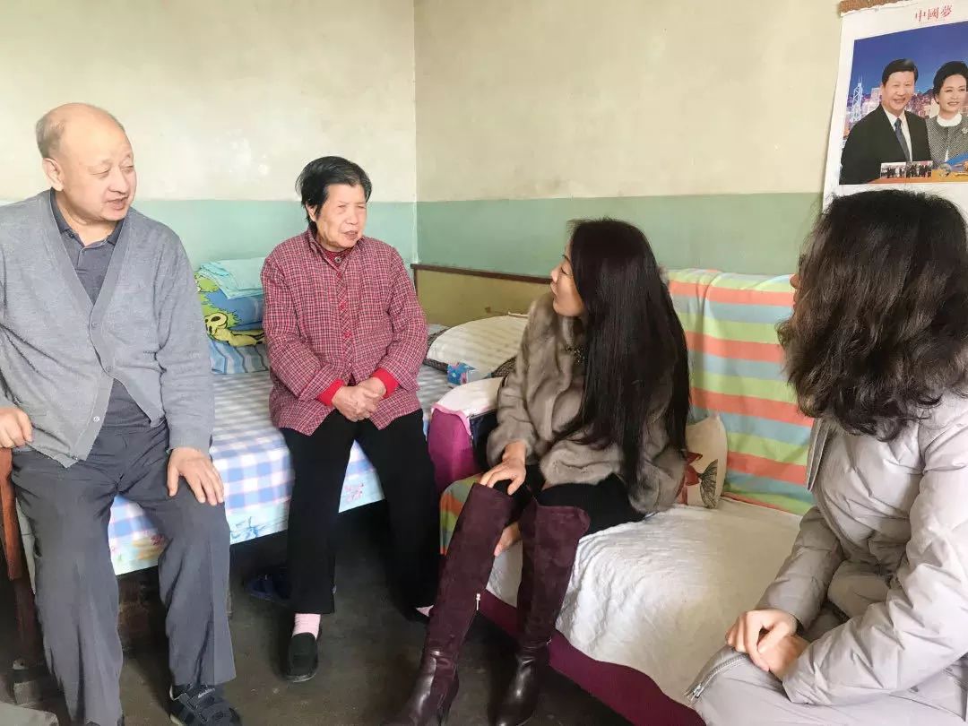 “愿你光芒万丈，始终温暖有光”