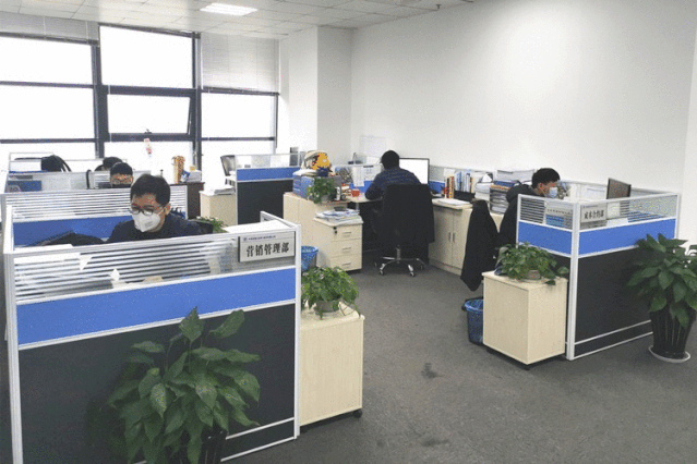 员工在办公室办公