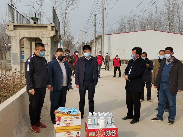 东明县自然资源和规划局局长闫晓阳慰问刘楼镇刘官营村防疫一线工作