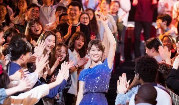 张杰把谢娜宠成公主，让老婆穿发光蓝色连衣裙