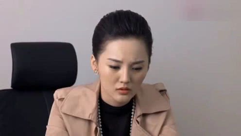 老总约美女晚上酒店吃饭美女表情得意