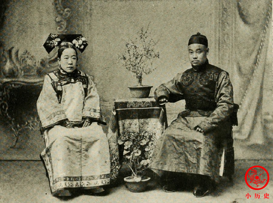 善坤来自"铁帽子王"世系,是第九代肃亲王隆懃之女,第十代肃亲王善耆的