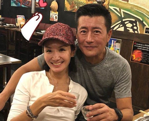 52岁老来得子，小16岁娇妻长相却不如前妻，今