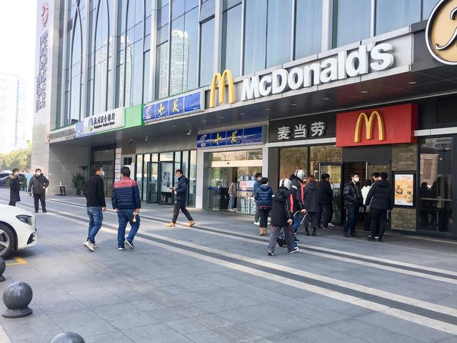 杭州复工进行时 午餐成难题 麦当劳门口取餐要排