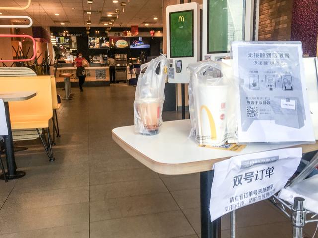 杭州复工进行时 午餐成难题 麦当劳门口取餐要排