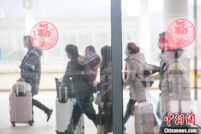 贵州毕节600余名务工人员乘专列返岗浙江海宁