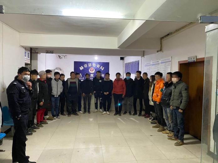 贵州赫章县23人聚众赌博正酣,民警火速出击一锅端!
