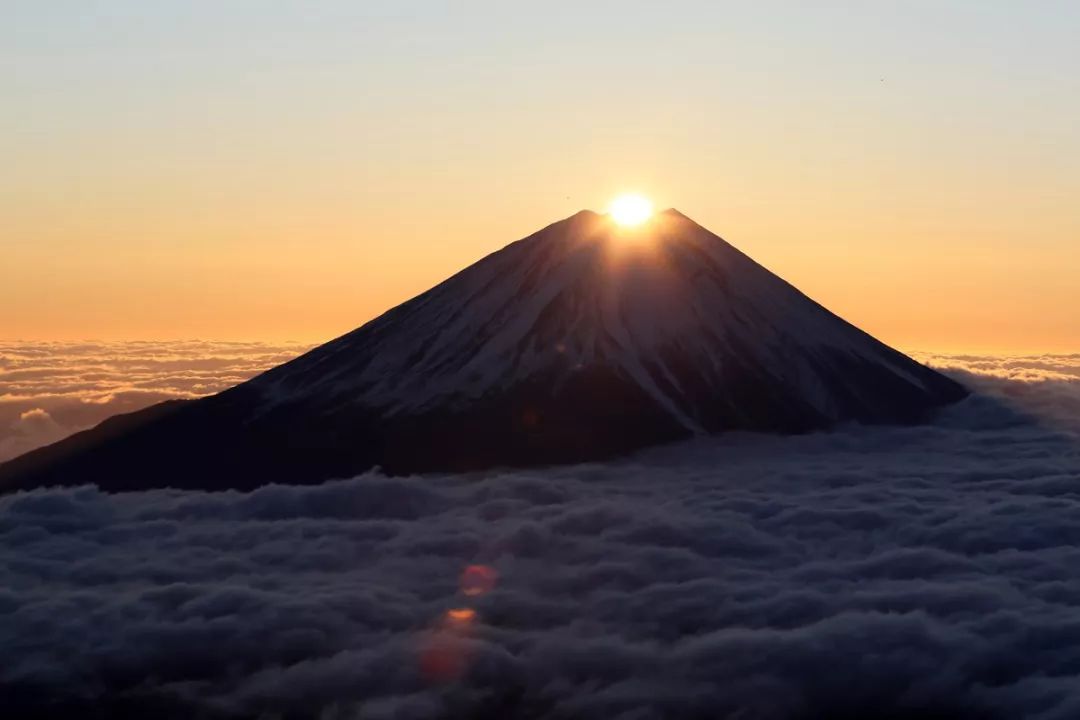 日本富士山日出(图片:ic photo)身为在日本30多年的华媒记者,我想起