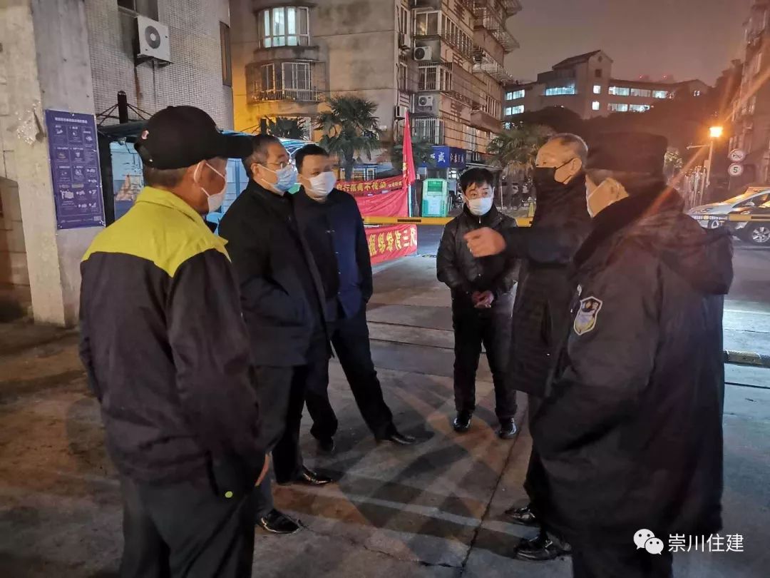 党组书记曹建军,纪检六组组长张强带队巡查物管小区