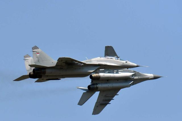 俄罗斯防长专机遭威胁，多架战机带弹升空迎战