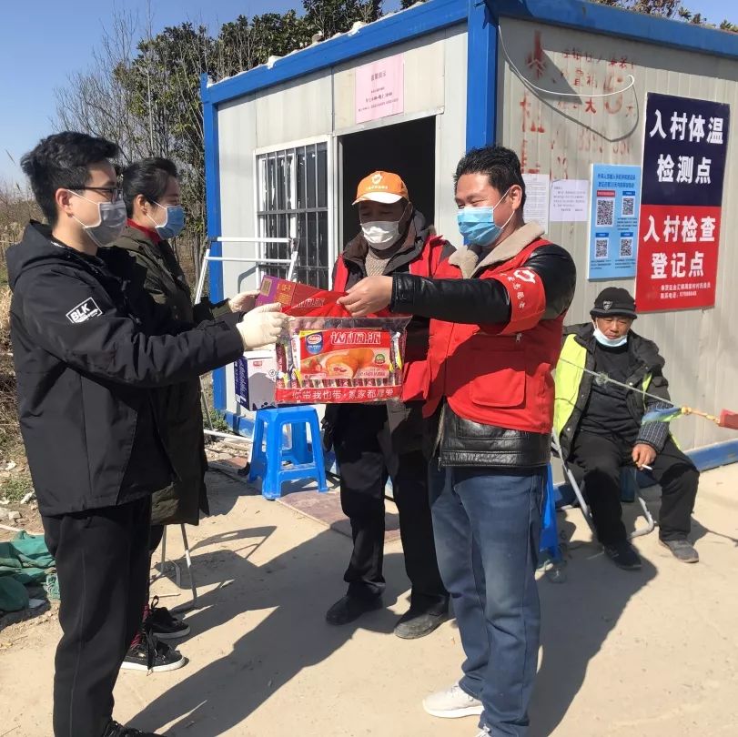 他们严守疫情防控监测点,协助完成村庄封路工作.