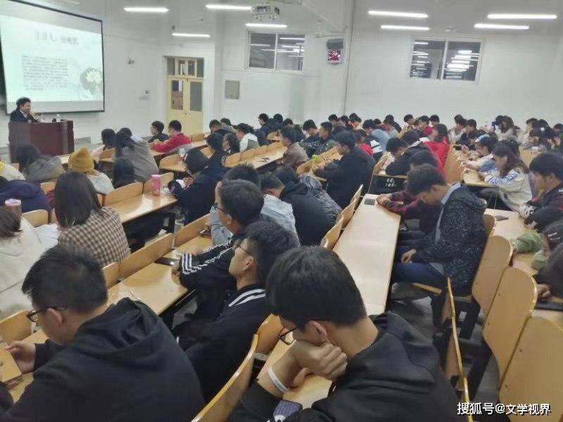 90后作家张峻凯为其母校同学分享读书心得