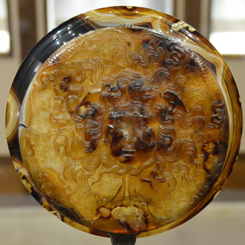 farnese cup),底面雕刻着的,正是美杜莎头像
