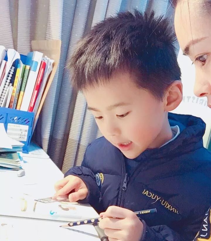 居家学习亲子冲突变多？一群7岁孩子和爸妈互换角色，网友：风水轮流转