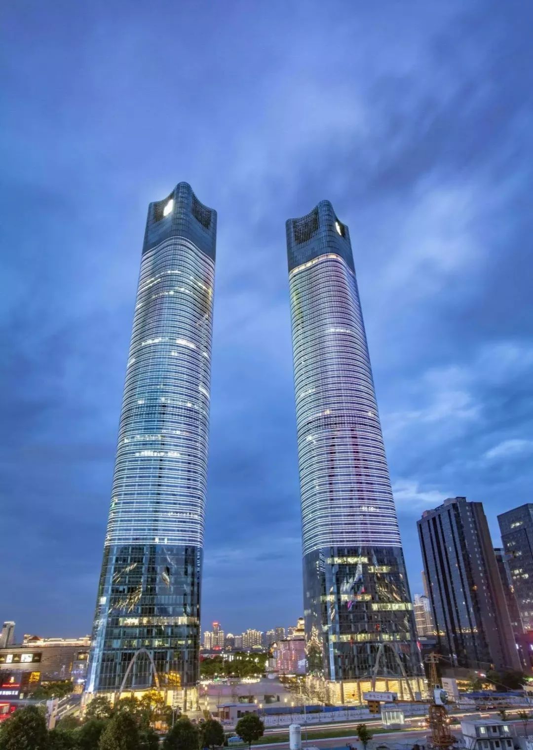 天津第一摩天大楼砸400亿建造，有11项世界纪录，如今却成烂尾楼_高楼大厦