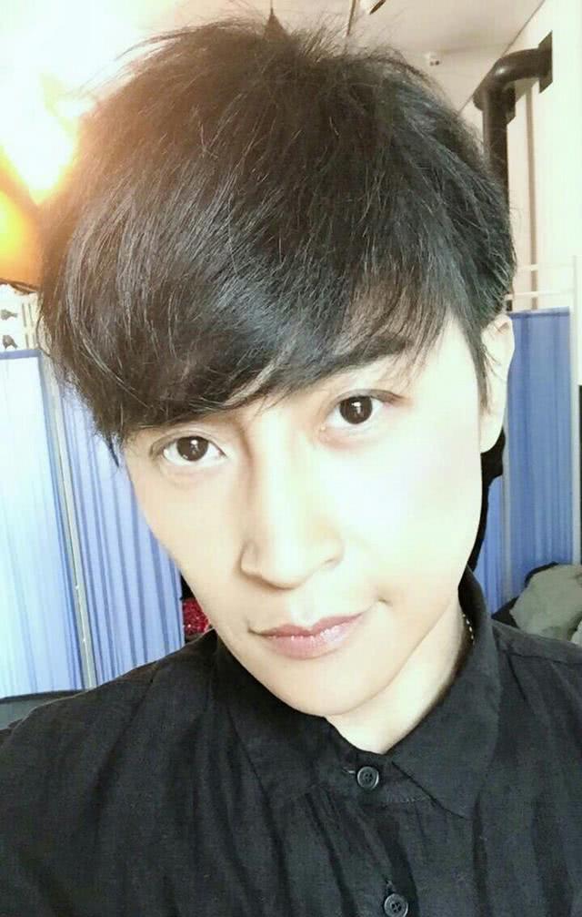 男生怎么自拍全身 0cc698a33c384aa686b017420eee3b91.jpeg