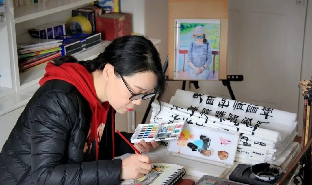 杜鹃老师正在创作书画作品