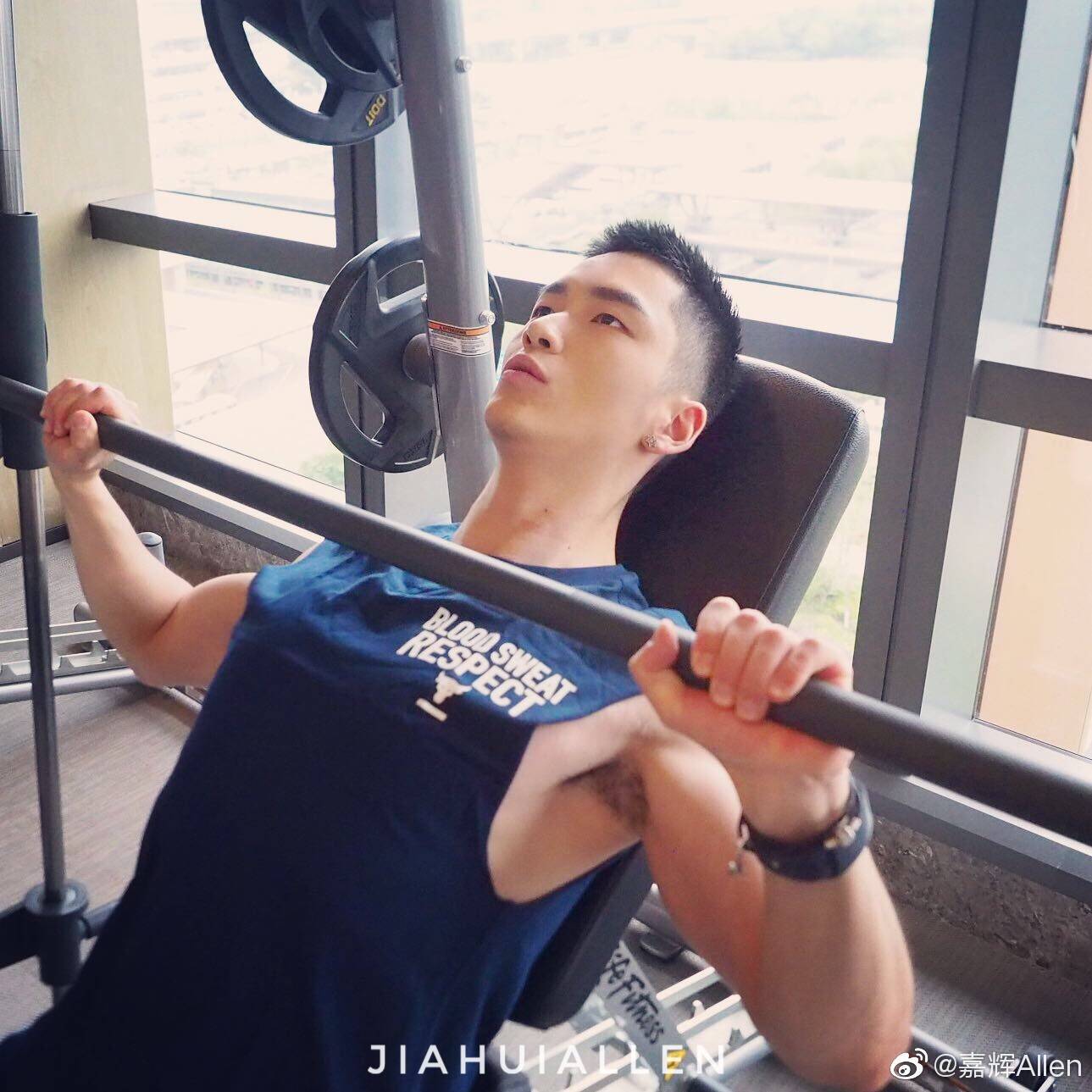 去看一下对于这样的健身教练你心动了吗同时嘉辉也是一个爱旅游爱玩