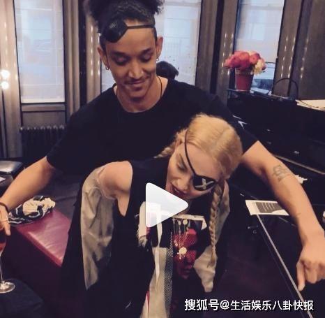 61岁乐坛女王麦当娜恋情曝光，男友小36岁，两人