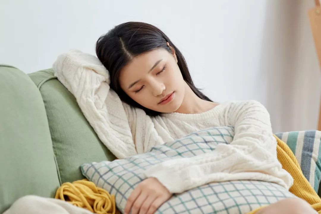 脱人口罩被打_戴口罩的人简笔画