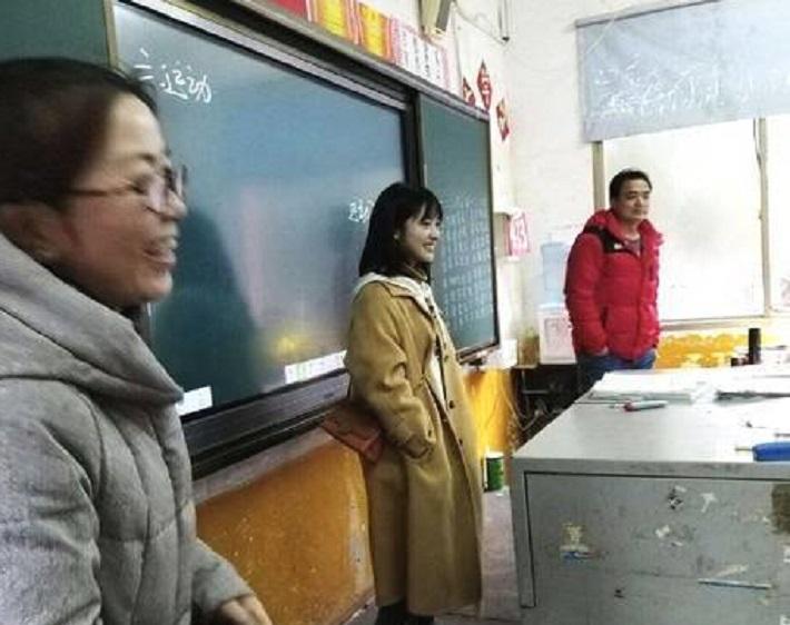 沈月回高中母校,同老师亲密合影,无意间暴露了真实身高