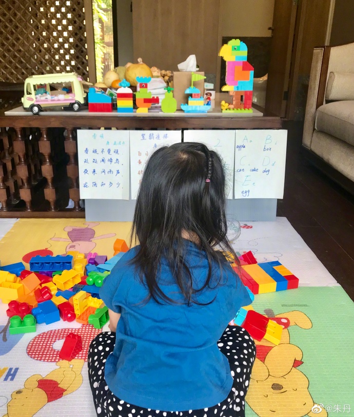 朱丹晒女儿在家学习，两岁多小小丹学习语数外