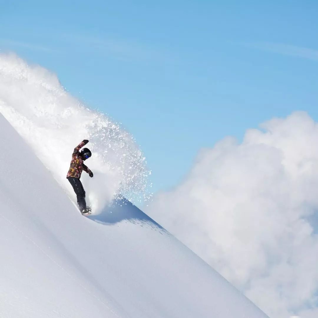 roxy2021为所有爱滑雪的女生打造最好的单板畅享大山雪浪