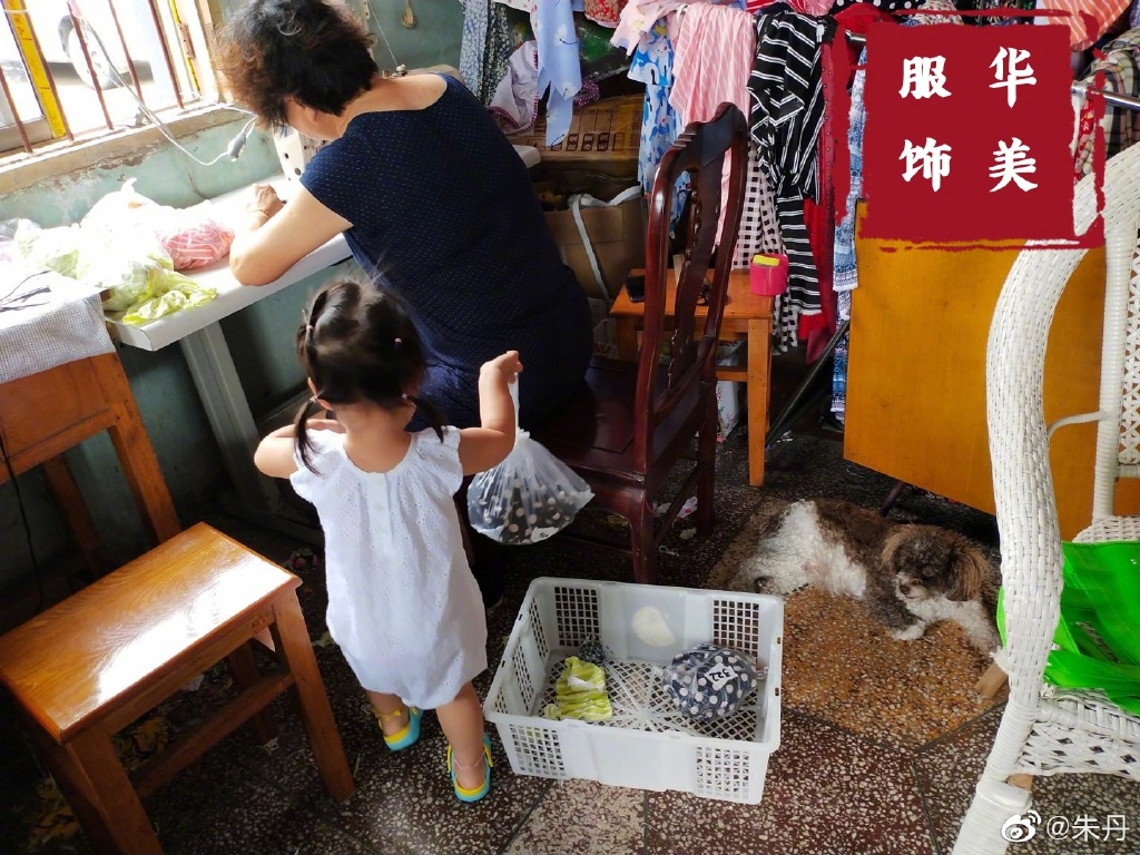朱丹晒女儿在家学习，两岁多小小丹学习语数外