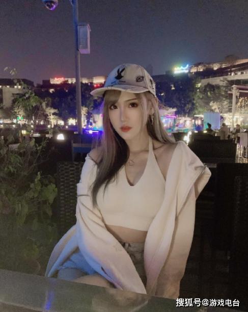 原创腐团儿深夜街拍大长腿引人注意粉丝暖心叮嘱多穿点
