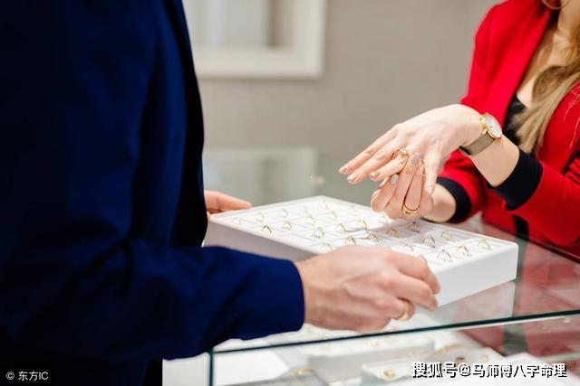 梦境的隐喻,梦到男朋友送给我的戒指两半了,意味着什么? 梦境的隐喻,梦到男朋友送给我的戒指两半了,意味着什么?