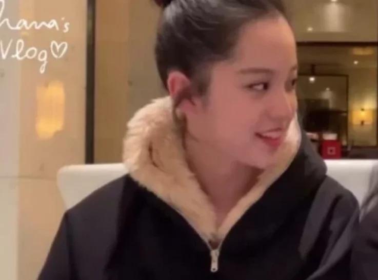 据悉,欧阳娜娜曾探班陈飞宇,陈红见她来了还亲自搬椅子,让她与陈凯歌