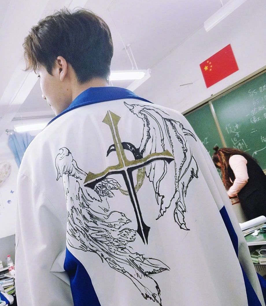 原创"新时代"学生脑洞有多大,校服就有多奇葩!网友:在下佩服