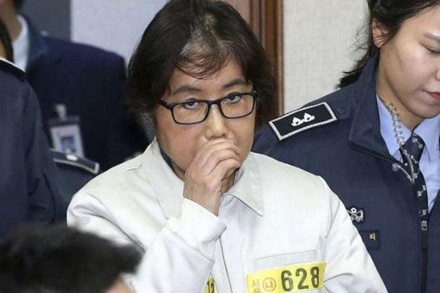 李明博被判监禁17年，崔顺实再次上诉，来看看押解她的女警的警衔