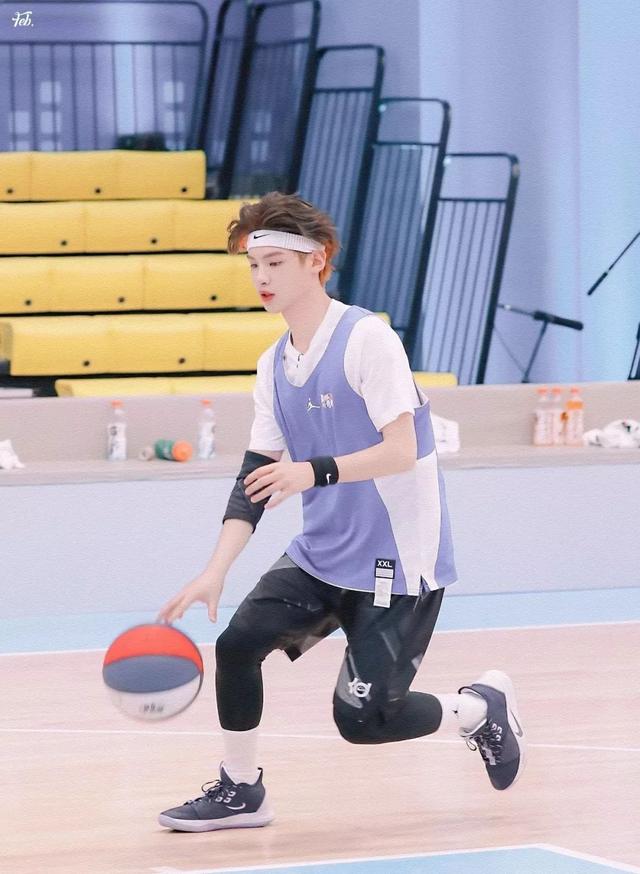 07 李易峰李易峰的西服造型总是可以给很多人不一样的穿搭灵感,将