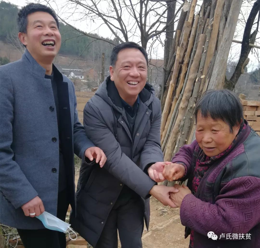 在走访帮扶户朱恩荣家时,她激动的拉着局长陈溯源的手不肯松开,朱恩荣