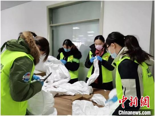 放下手术刀拿起缝纫剪上海医护志愿者支援防护服一线生产