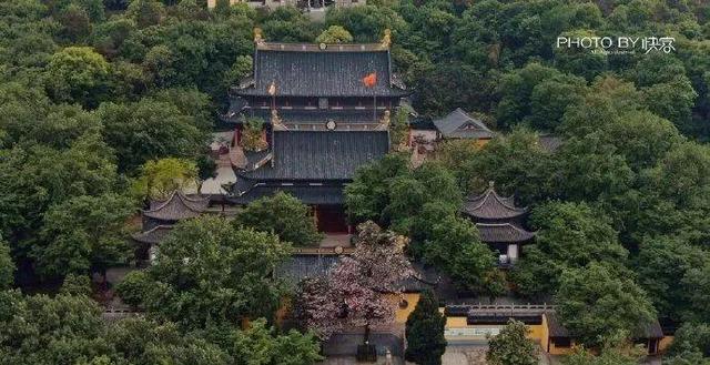 座落于常熟市虞山北麓,南临兴福寺,北临龙殿,小石洞,上临祖师山藏海寺