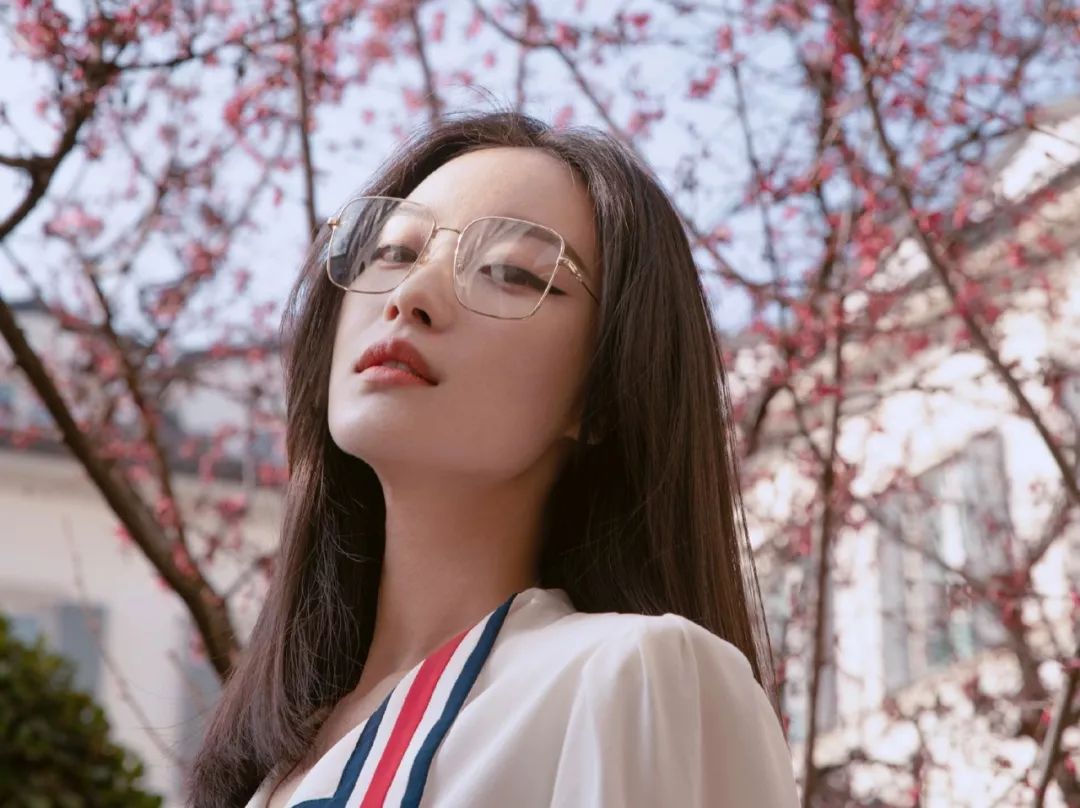 十元戴上眼镜,则多了几分文艺少女的气息.